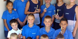 Ouderdomswenners Voor v.l.n.r.: Miela du Toit o/7; Joy Hans o/8; Stefan Stieger o/8; Luke du Plessis o/7. Middel v.l.n.r.: Joani-Lee Vos o/9; Nel Stieger o/10; Ralph Smit o/10; Zayd Tayob o/9. Agter v.l.n.r.: Gené Cornelius o/11; Nadia Pieterse o/12; Caitlyn Otto o/13; Adrian Hage o/13;  AJ Bosch o/12; Daniel Hanekom o/11.